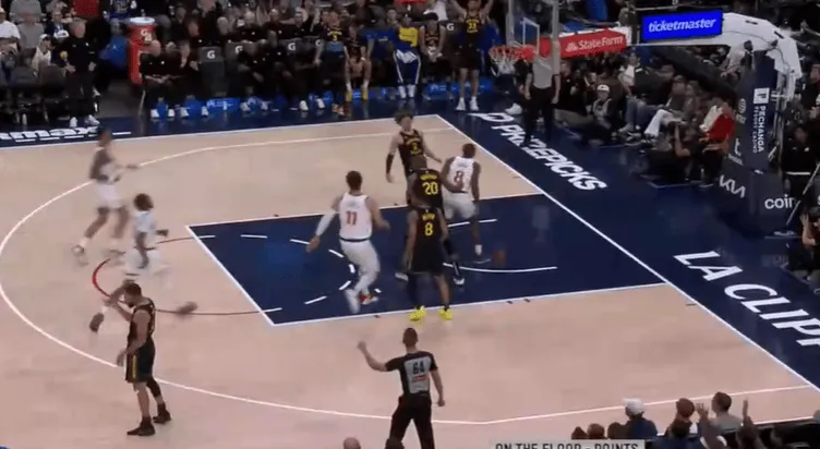 足球直播-库里第三节连续取分,目前13投7中已经得到22分5篮板