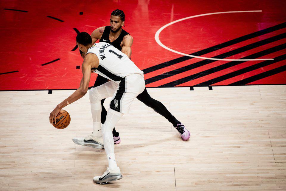 NBA直播-114-93！文班亚马复出27+11+7封盖，马刺19分逆转大胜开拓者