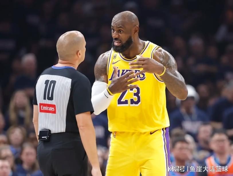 NBA直播-湖人暴露两大短板，老詹看清现实！雷迪克谈裁判摊牌，里夫斯迷茫